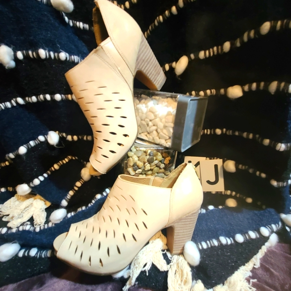 Shoes - Picture 2 of 4